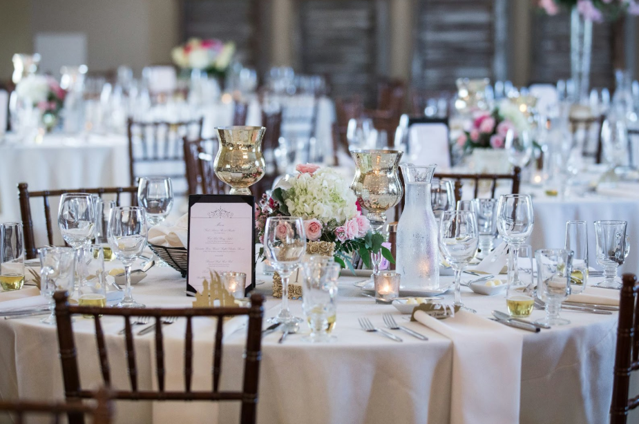 Tablecloth Buying & Styling Guide for your Wedding
