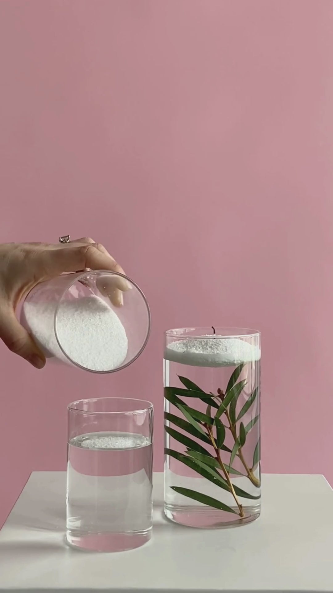 Video on how to create sand candle floating on top of water in vessel