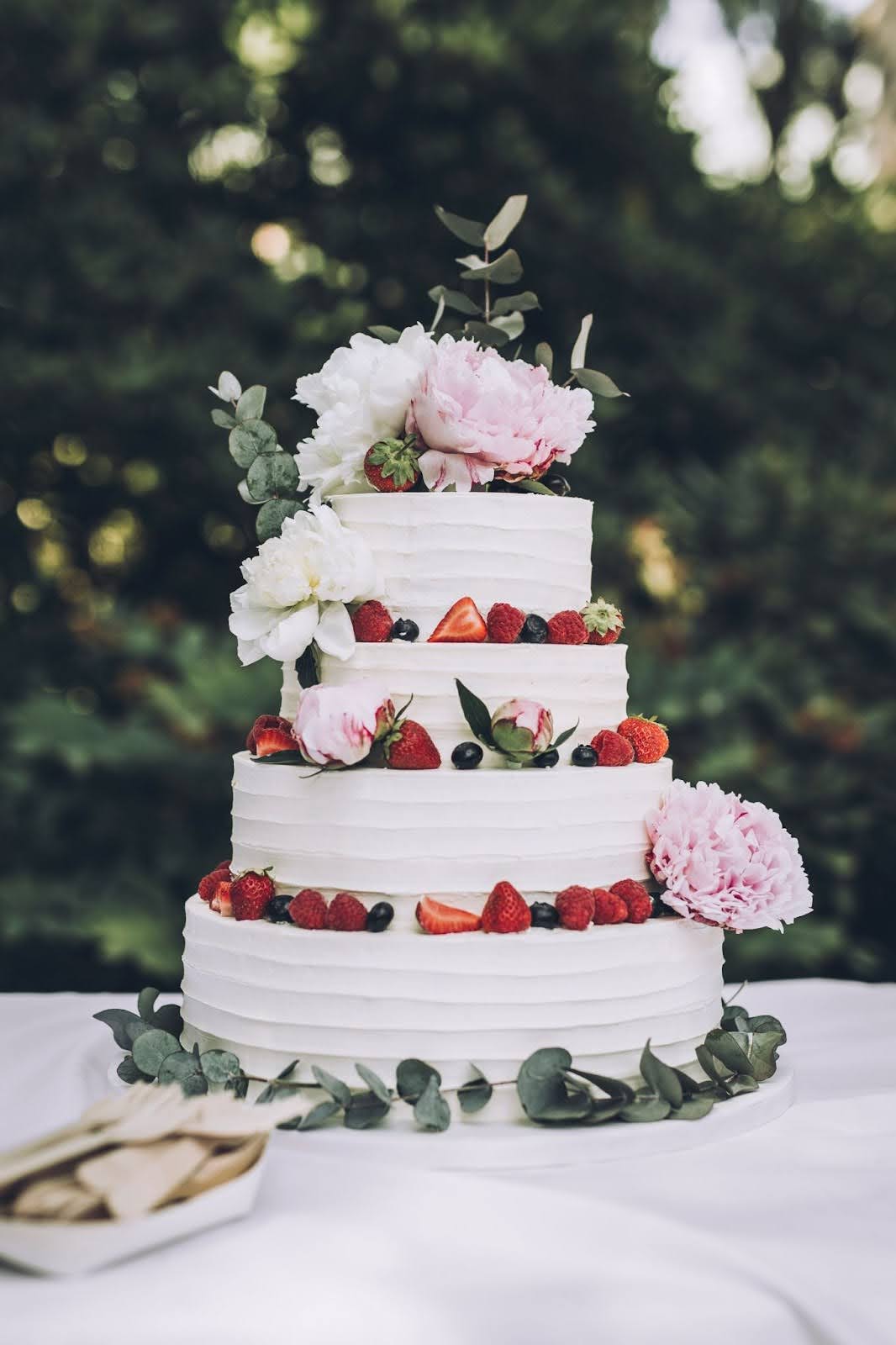 A complete guide to wedding cake stands: Styles, selection tips & decoration ideas