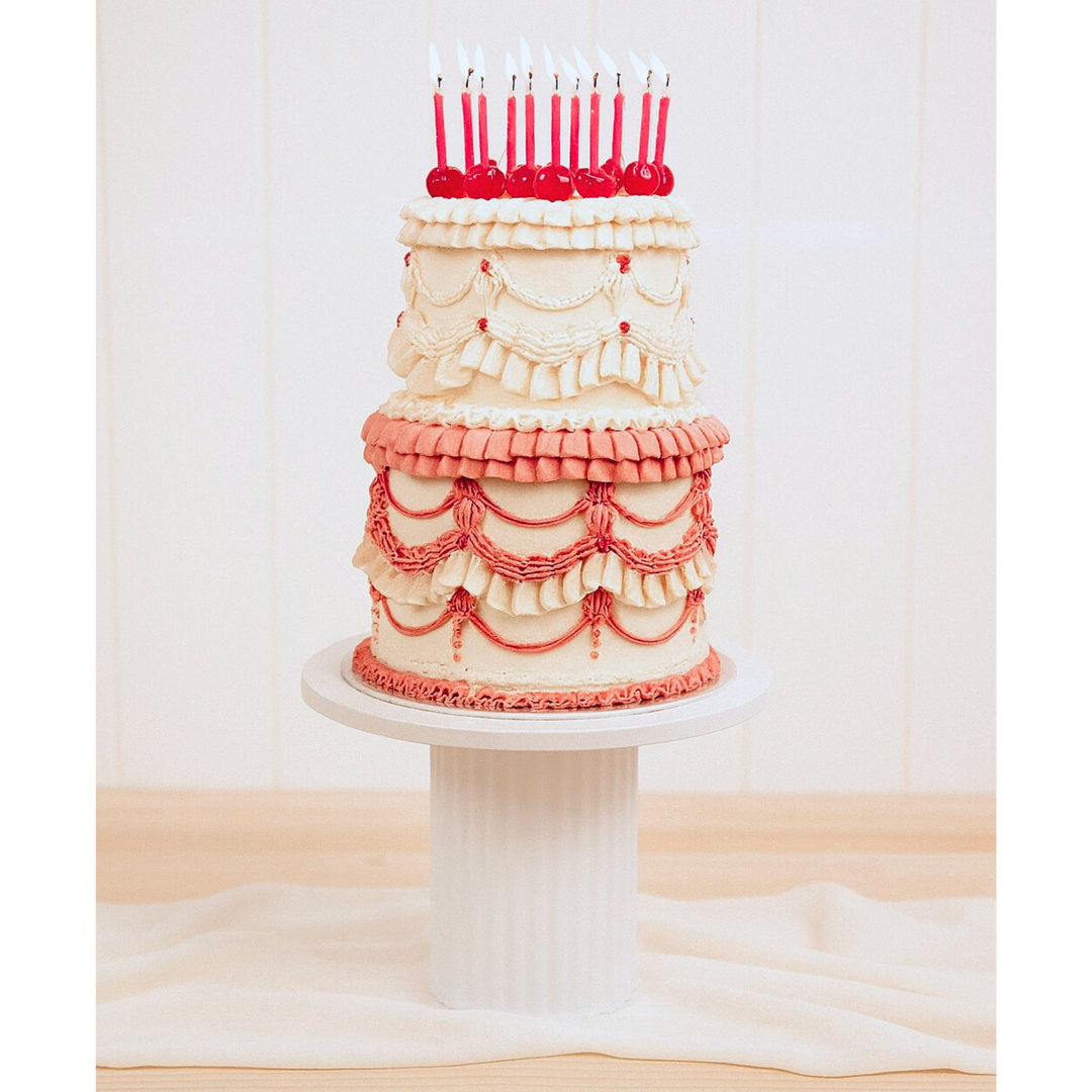 Cake Stand - Ribbed - White (25x20.5cm) with decorative vintage, 2-tiered cake on top